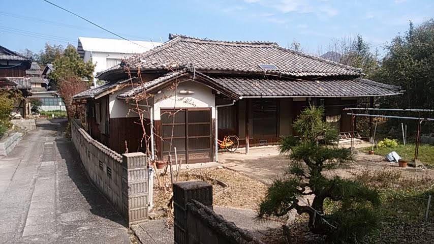The Tea House before restoration, its hipped tile roof and glazed entrance seen from the lane